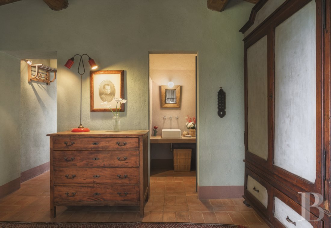 An old olive grove farmhouse restored to its former glory, overlooking the countryside in the Val d'Orcia in Tuscany - photo  n°19